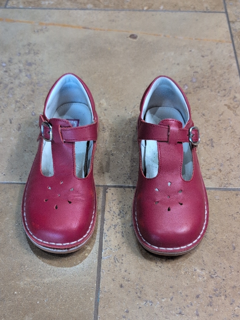 L'Amour girl shoes. Red. Size 4.